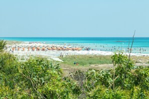 Fjölskylduíbúð - 3 svefnherbergi - útsýni yfir strönd - vísar út að hafi | Útsýni að strönd/hafi