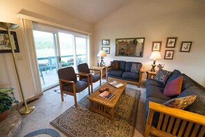 TV, fireplace, DVD player, offices - Swan Meadow Vacation Home (Bigfork)