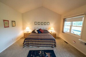 3 bedrooms, desk, iron/ironing board, travel crib