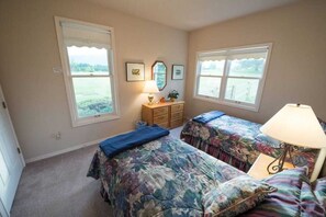 3 bedrooms, desk, iron/ironing board, travel crib - Swan Meadow Vacation Home (Bigfork)