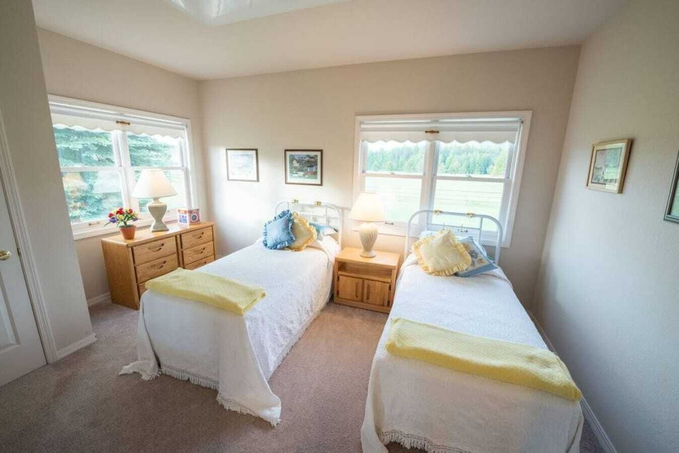 3 bedrooms, desk, iron/ironing board, travel cot