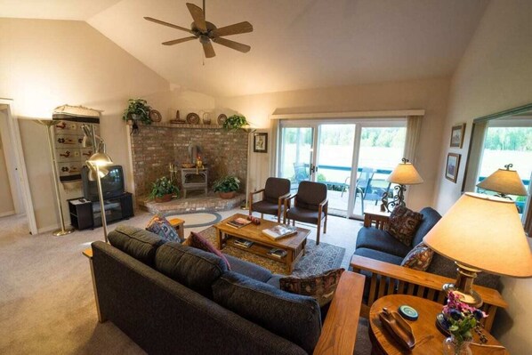 TV, fireplace, DVD player, books - Swan Meadow Vacation Home (Bigfork)