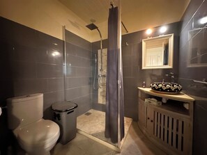 Hårføner, håndklær, såpe og toalettpapir