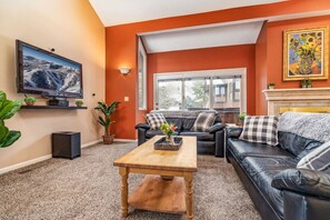 Smart TV, fireplace - Cottonwood Cove - New Hot Tub (Cottonwood Heights)