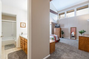 4 bedrooms, iron/ironing board, free WiFi, bed sheets - Cottonwood Cove - New Hot Tub (Cottonwood Heights)