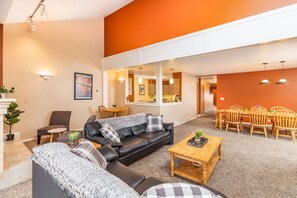 Smart TV, fireplace - Cottonwood Cove - New Hot Tub (Cottonwood Heights)