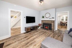 تلفزيون، مدفأة، مكتب