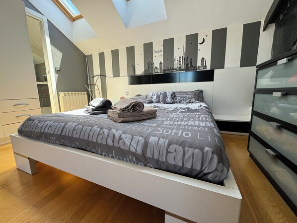 5 bedrooms, iron/ironing board, WiFi, bed sheets