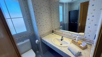 Dutxa, banyera d'hidromassatge, assecador de cabells i bidet