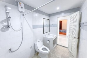 A bathroom with a toilet, sink, and shower. - Kouac Villa - Pattaya Holiday House Walking Street (Pattaya)