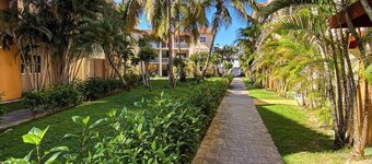 Cozy Apartment, backyard & balcony pool first floor gated, electricity included.