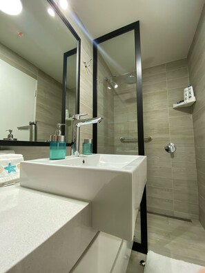 Een douche, een haardroger, handdoeken, zeep