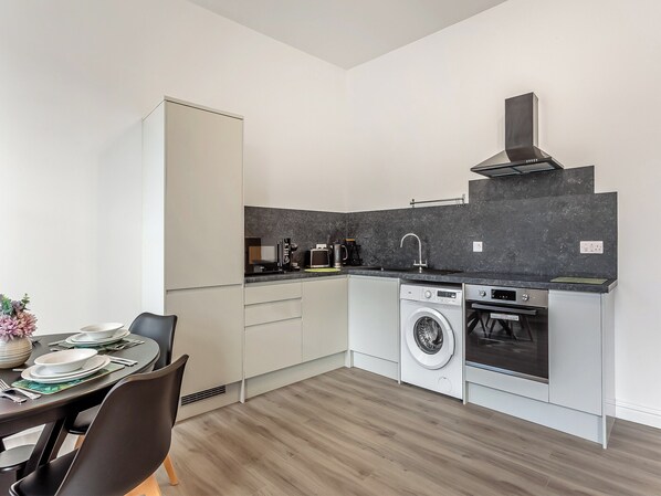 Frigorifero, microonde, forno, pentole/stoviglie/utensili