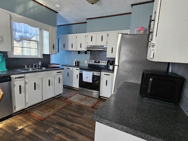 Geladeira, micro-ondas, fogão, cooktop