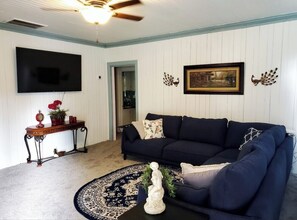 Smart TV, chimenea y libros