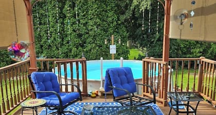 Charming 2-bedroom house with AC and WiFi in amazing Oshkosh. 3 miles to EAA.