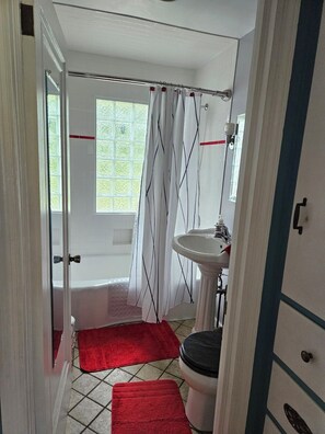 Handtücher, Seife, Shampoo, Toilettenpapier