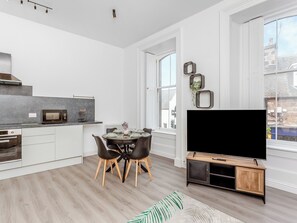 Kühlschrank, Mikrowelle, Ofen, Kochgeschirr/Geschirr/Besteck