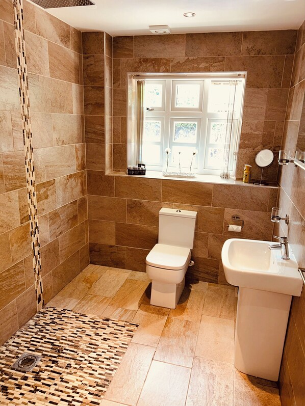 A bathroom with a toilet, sink, and a window. - Claverley Hideaway Apartment Bridgnorth (Wolverhampton)