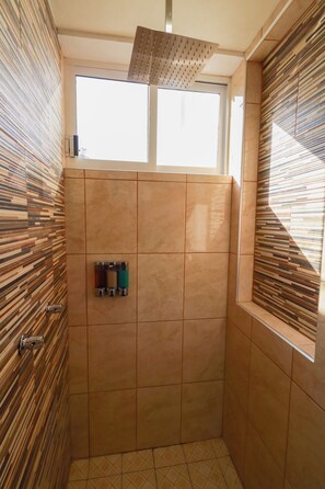 Haartrockner, Handtücher, Seife, Shampoo