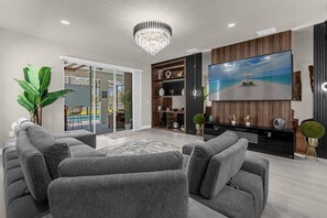 TV - 7 Bedrooms/ 5.5 Bathrooms/ Windsor Island (4420KR) (Davenport)