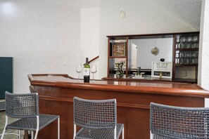 Bar (on property) - Family Home Pool & Jacuzzi in Cuernavaca (Cuernavaca)