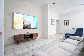 Family House, 4 Bedrooms, Private Pool, Pool View | Living room - Family Home Pool & Jacuzzi in Cuernavaca (Cuernavaca)