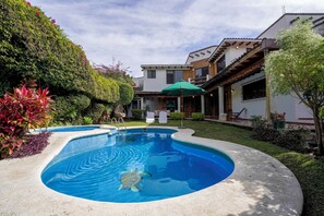 Outdoor pool, pool umbrellas, sun loungers - Family Home Pool & Jacuzzi in Cuernavaca (Cuernavaca)