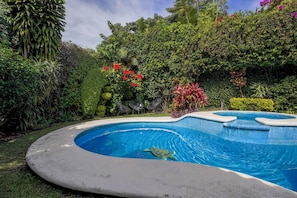 Piscina externa, guarda-sóis, espreguiçadeiras