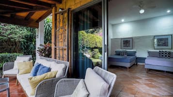 Casa familiar, 4 habitaciones, alberca privada, vista a la alberca | Balcón
