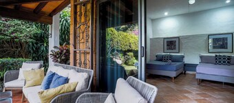 ファミリーホーム プール & ジャグジー イン クエルナバカ