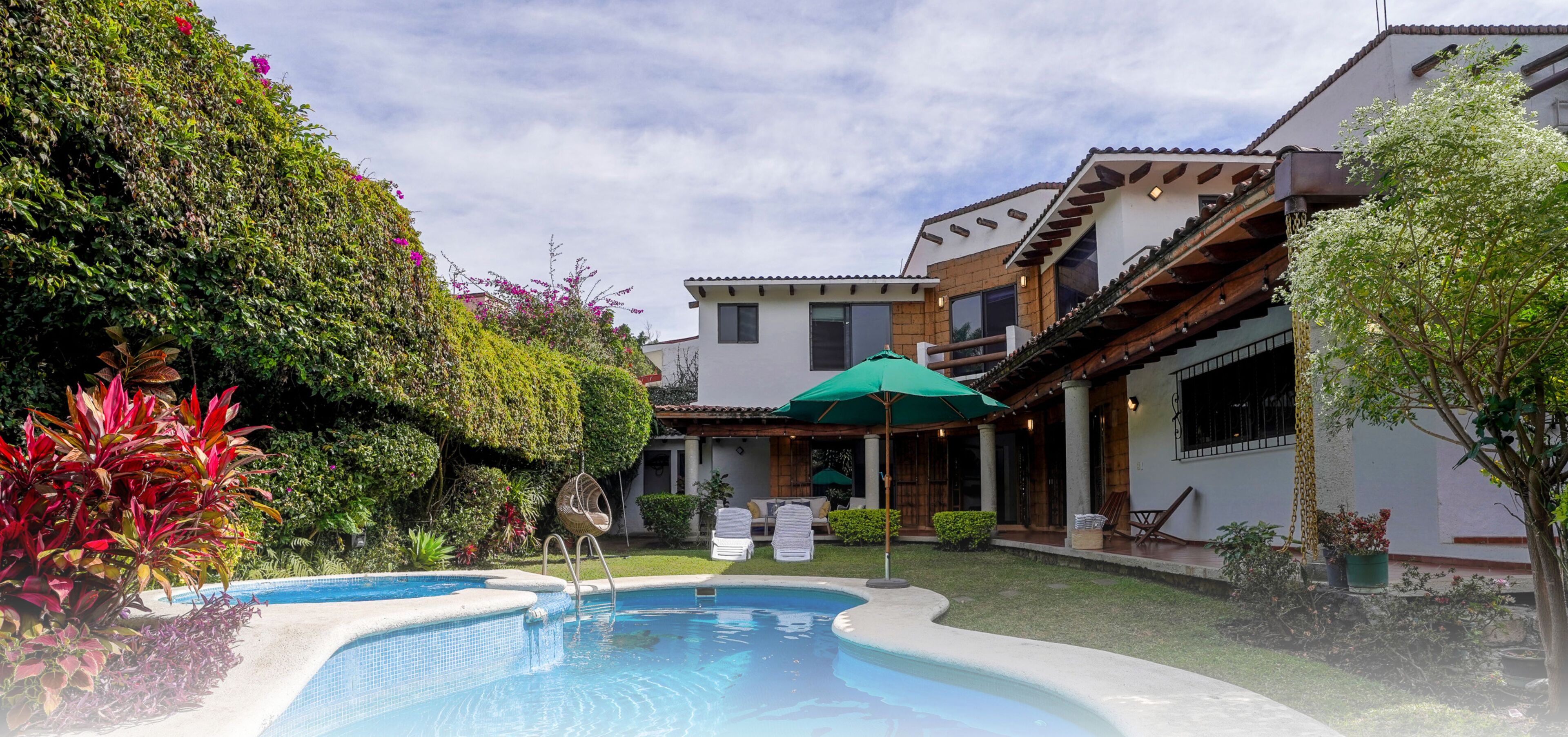Piscina a l'aire lliure, para-sols i gandules 