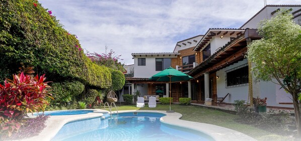 Outdoor pool, pool umbrellas, sun loungers - Family Home Pool & Jacuzzi in Cuernavaca (Cuernavaca)