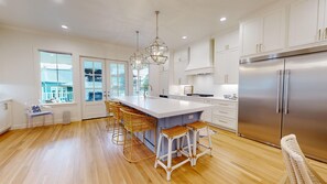 冷蔵庫、電子レンジ、オーブン、コンロ