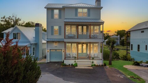 6 Br, 7.5 Ba Luxurious Lake Getaway, Sleeps 22
