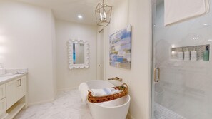 Douche, sèche-cheveux, serviettes fournies