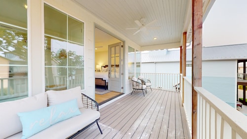 6 Br, 7.5 Ba Luxurious Lake Getaway, Sleeps 22