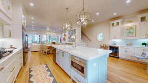 冷蔵庫、電子レンジ、オーブン、コンロ