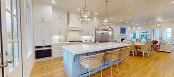 6 Br, 7.5 Ba Luxurious Lake Getaway, Sleeps 22