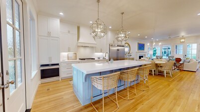 6 Br, 7.5 Ba Luxurious Lake Getaway, Sleeps 22