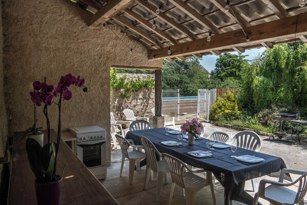 Outdoor dining - Comfortable house with swimming pool and wooded grounds near the river (Nalliers)