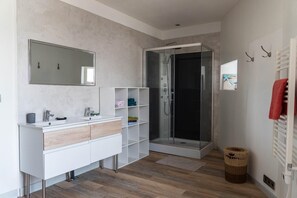 Hair dryer, towels, soap, shampoo - Comfortable house with swimming pool and wooded grounds near the river (Nalliers)
