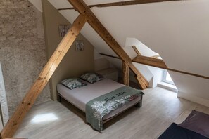 5 bedrooms, iron/ironing board, WiFi, bed sheets - Comfortable house with swimming pool and wooded grounds near the river (Nalliers)