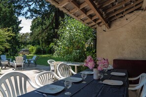 Outdoor dining - Comfortable house with swimming pool and wooded grounds near the river (Nalliers)