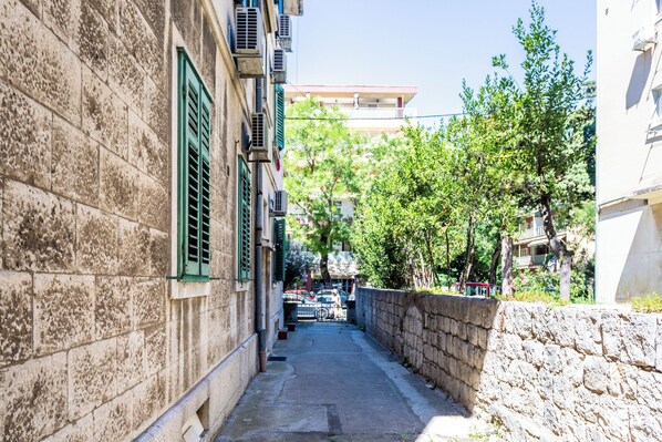 Property grounds - Traditional Dalmatian Apt, 3 min Walk to Beach (Split)