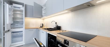 Fridge, oven, stovetop, dishwasher