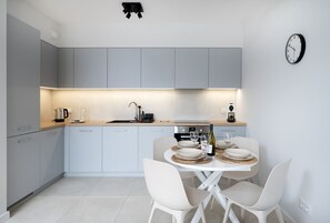 Réfrigérateur, four, plaque de cuisson, lave-vaisselle