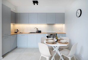 Fridge, oven, stovetop, dishwasher