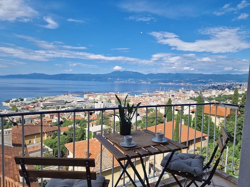 Sea view apartment with free parking