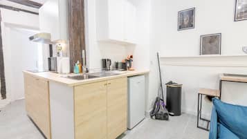 Réfrigérateur, micro-ondes, four, cafetière/bouilloire